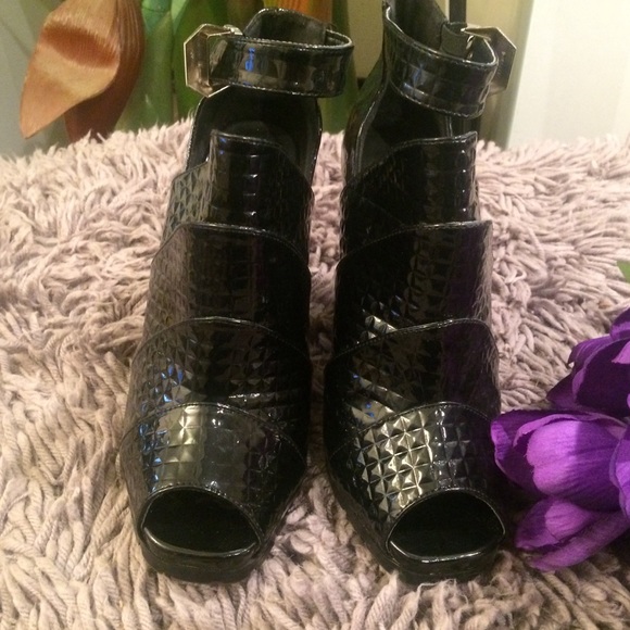 PRIVILEGED EDGY OPENED TOED BLACK BOOTIES - Picture 4 of 8